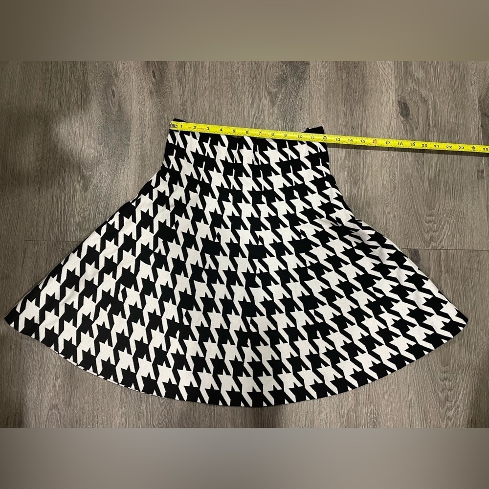 Classic Concepts black and white flare skirt - Picture 3 of 6